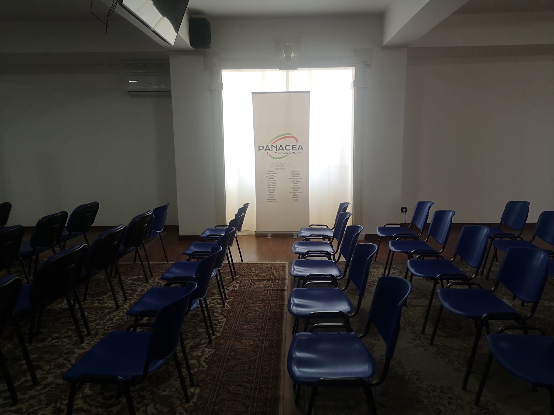 Allestimento a platea della sala convegni